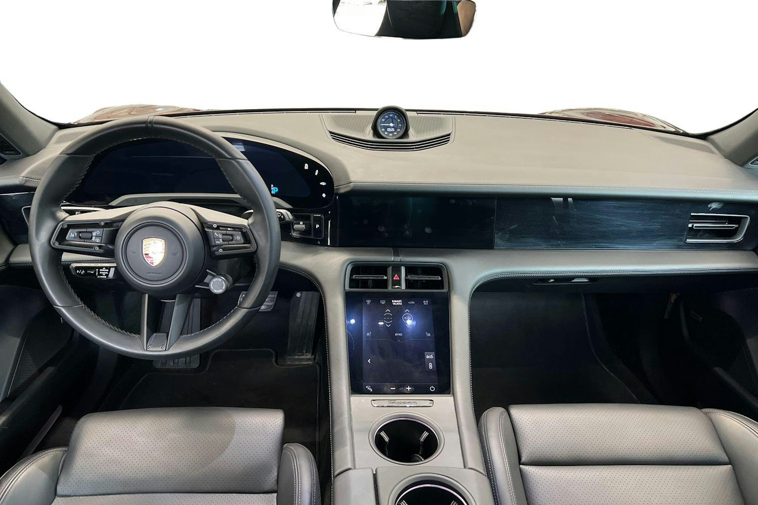 Punainen Porsche Taycan 2023 kuva 7.
