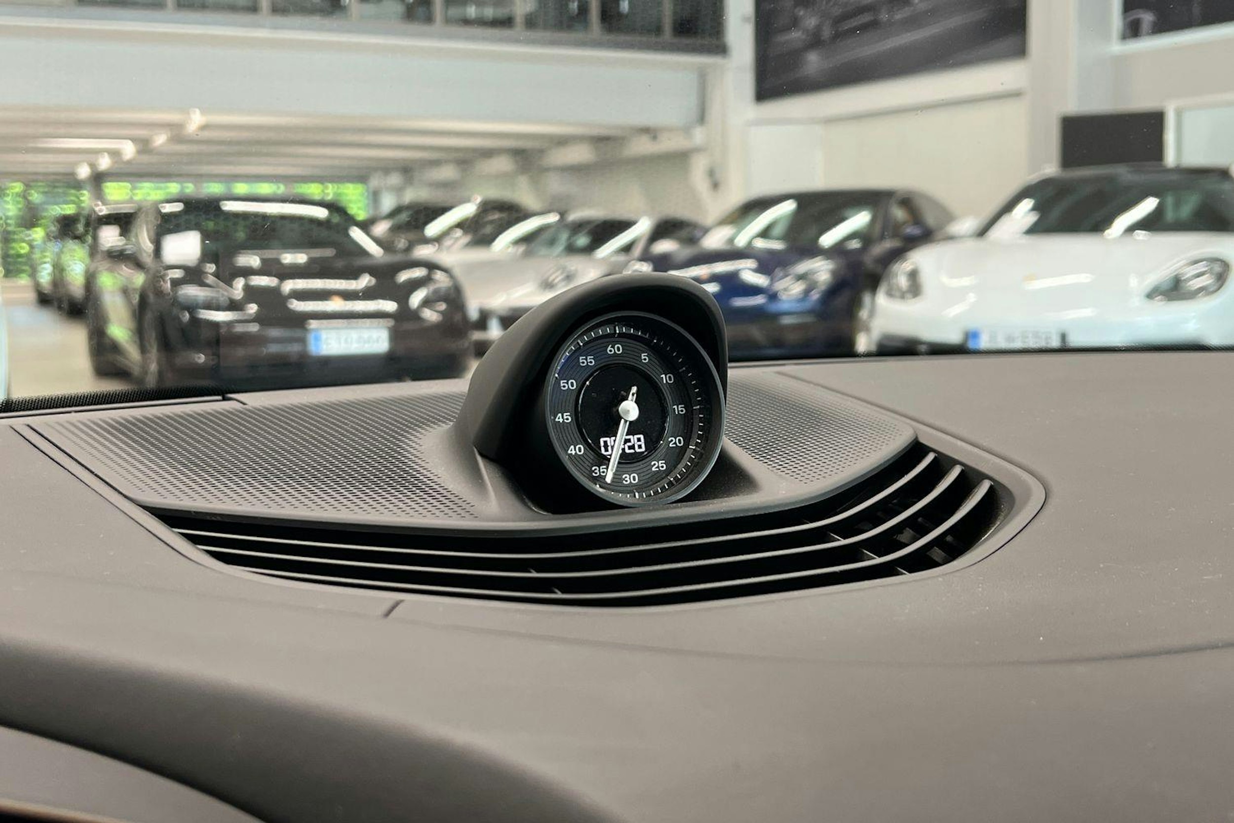 Punainen Porsche Taycan 2023 kuva 9.