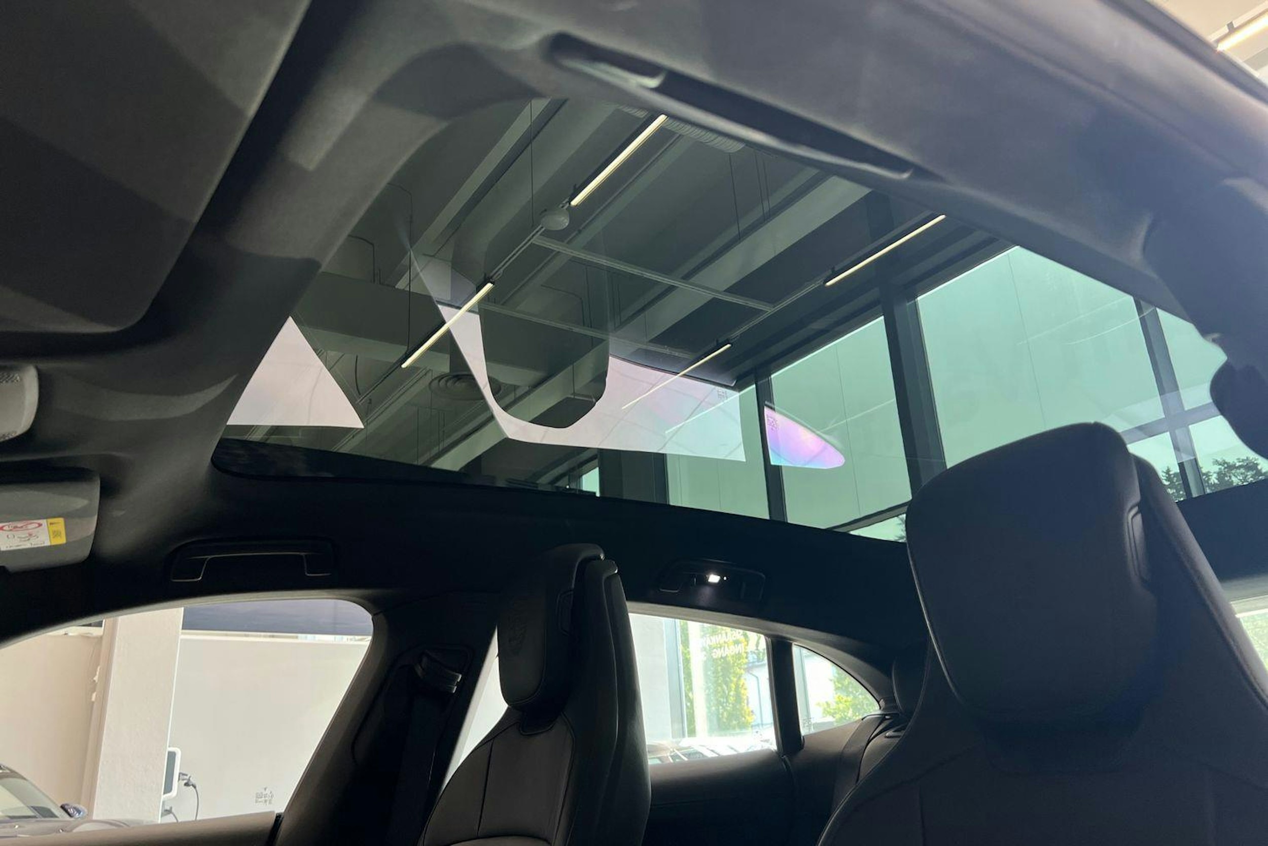 Punainen Porsche Taycan 2023 kuva 10.