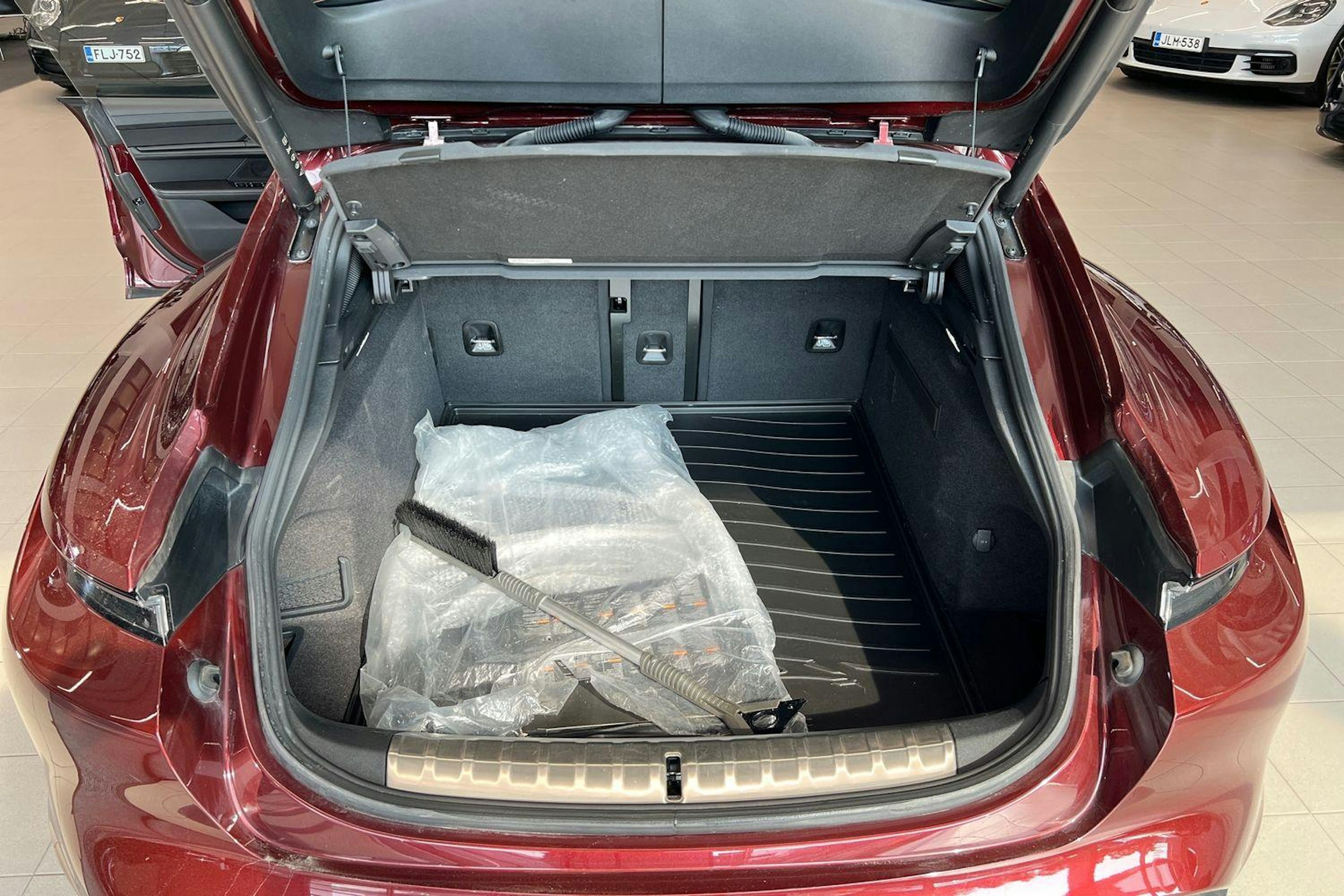 Punainen Porsche Taycan 2023 kuva 11.