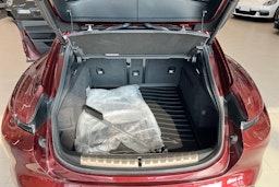 Punainen Porsche Taycan 2023 kuva 11.