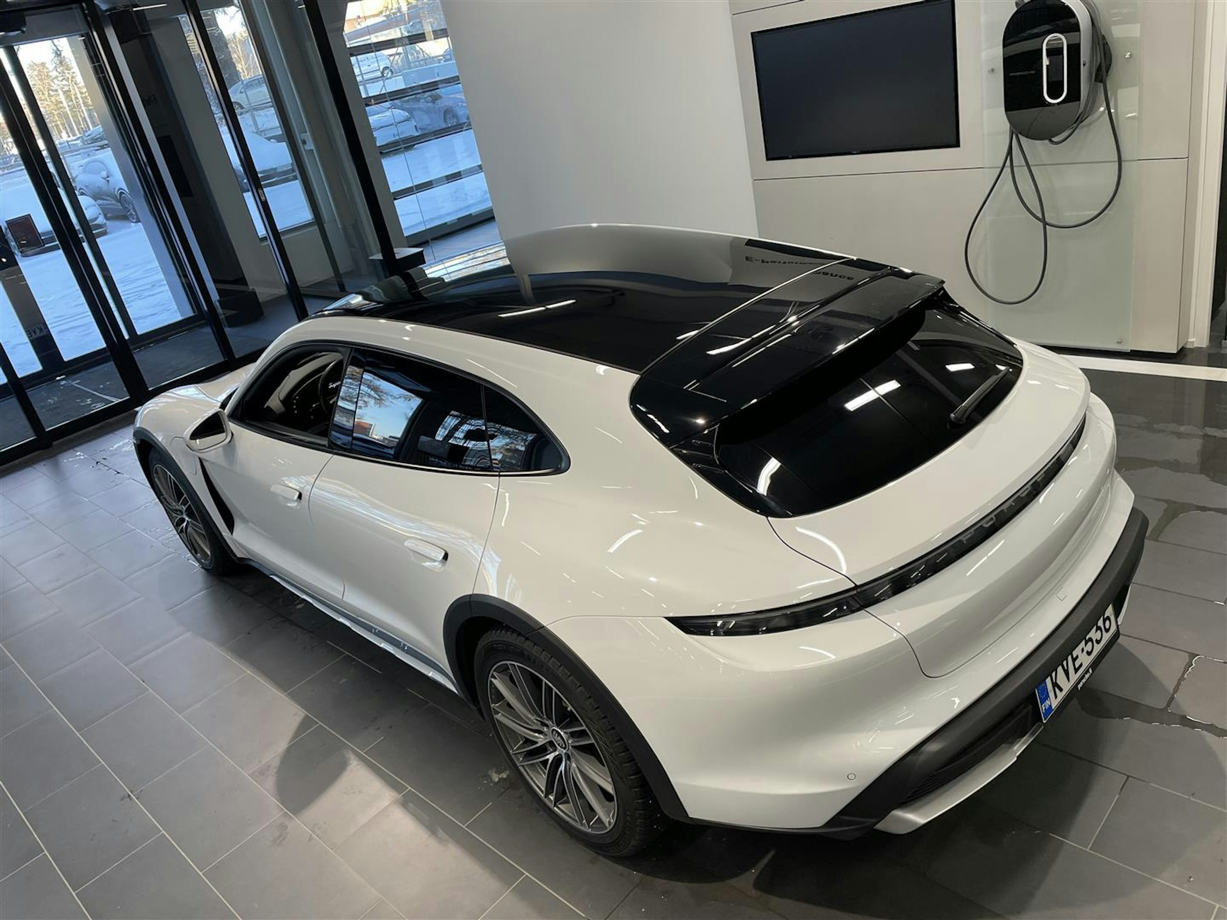 valkoinen Porsche Taycan 2023 kuva 2.