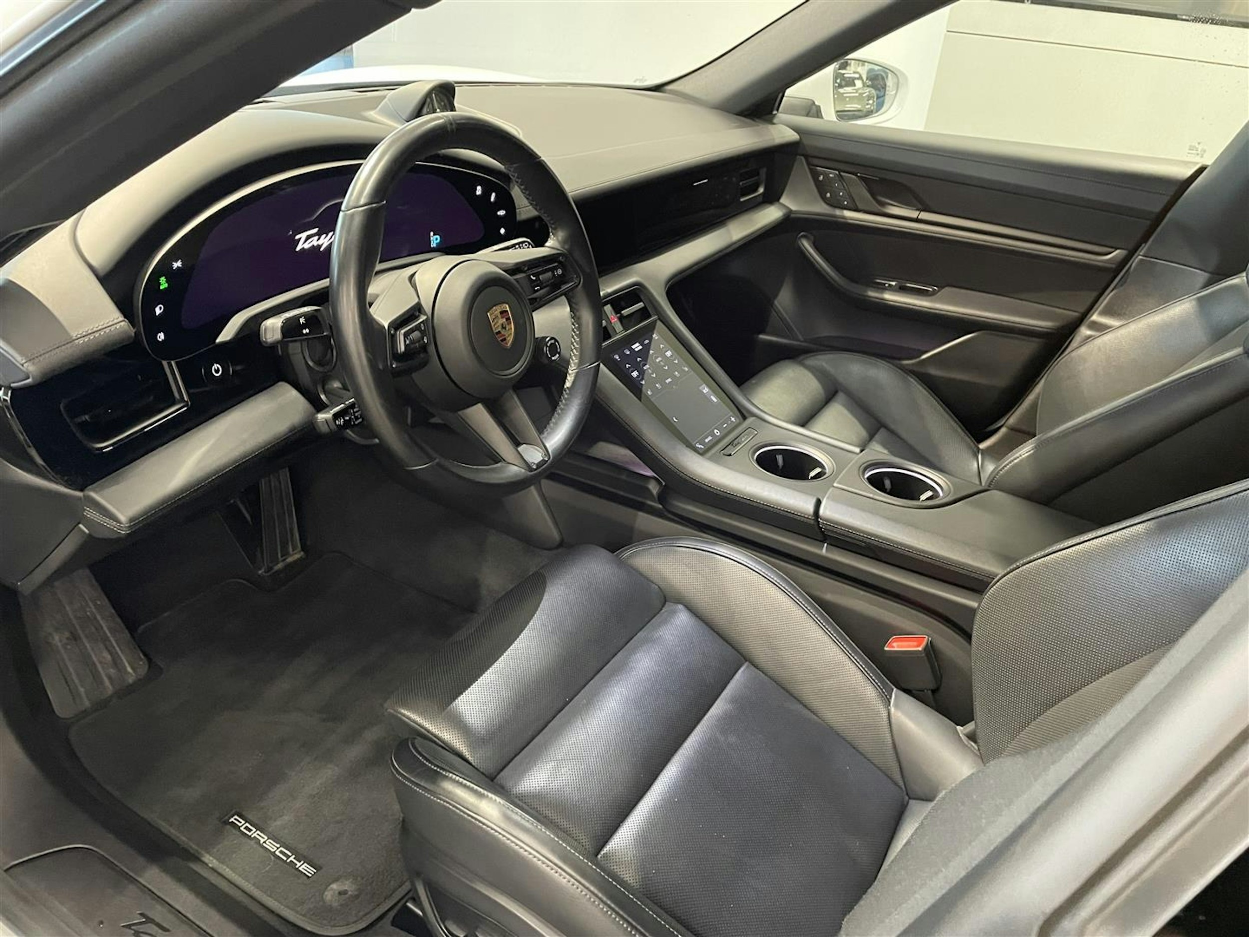 valkoinen Porsche Taycan 2023 kuva 3.