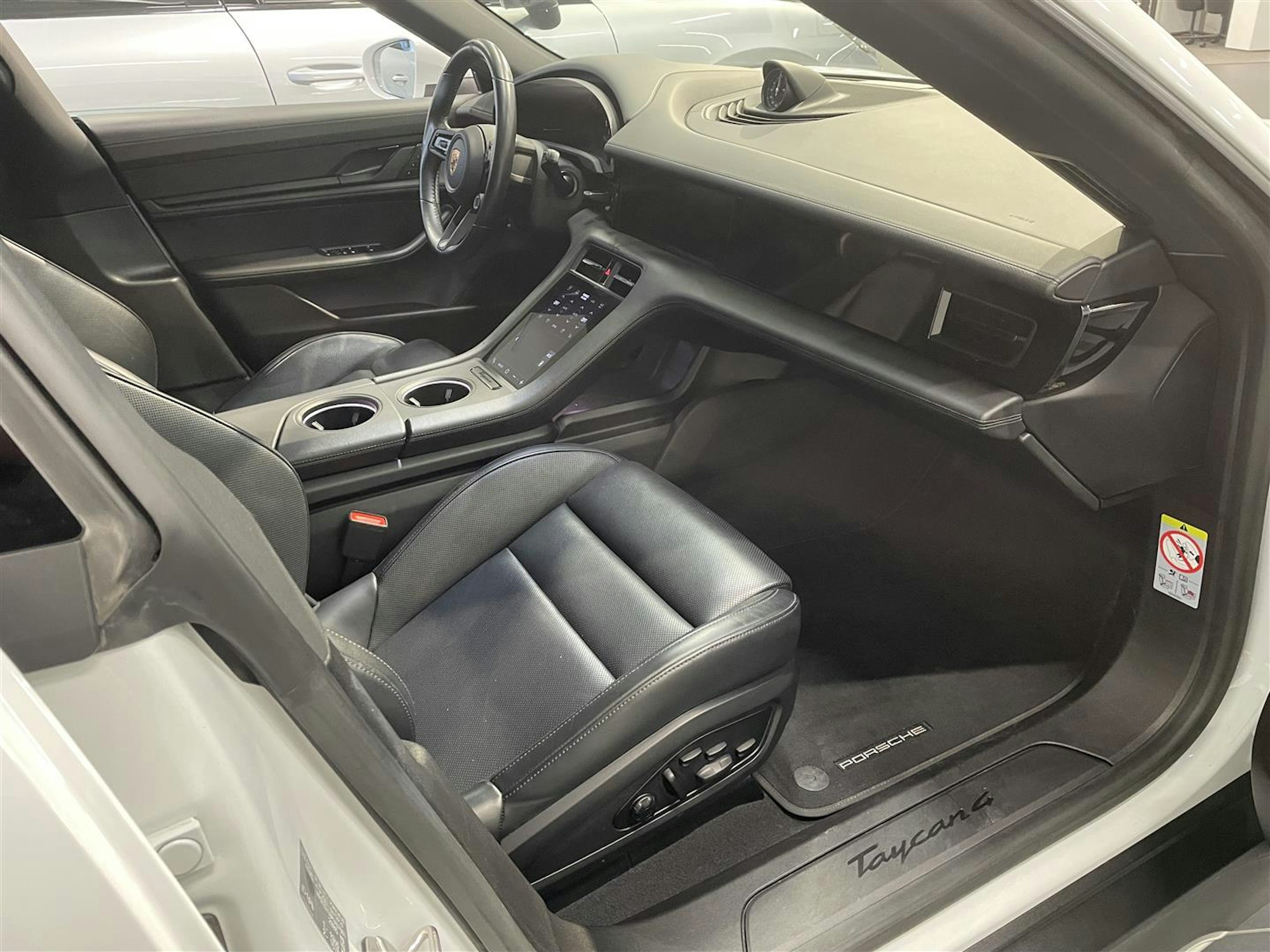 valkoinen Porsche Taycan 2023 kuva 4.