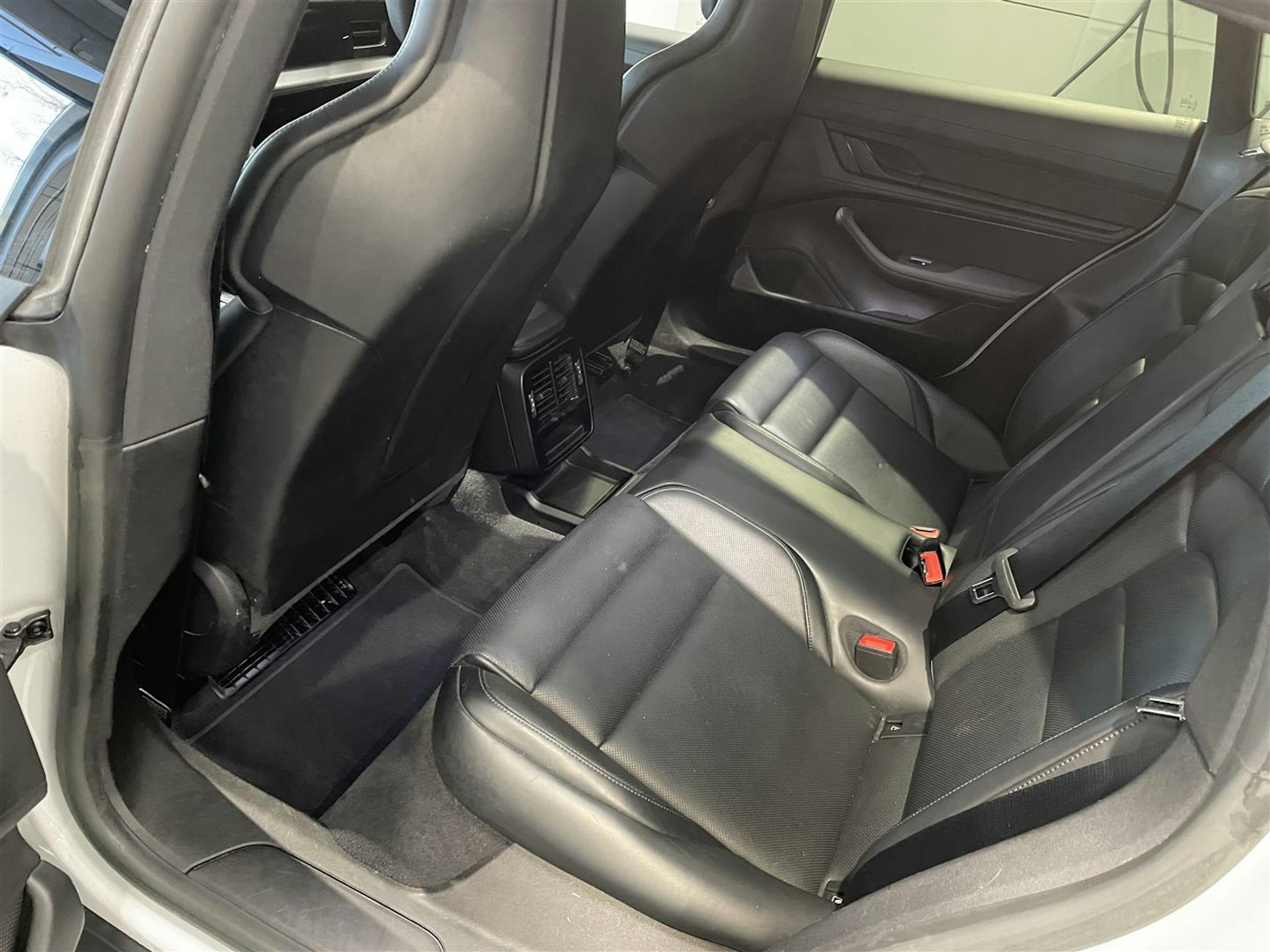 valkoinen Porsche Taycan 2023 kuva 5.