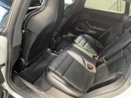 valkoinen Porsche Taycan 2023 kuva 5.