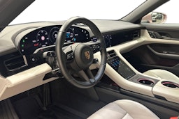 Punainen Porsche Taycan 2023 kuva 6.