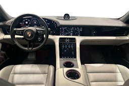 Punainen Porsche Taycan 2023 kuva 7.