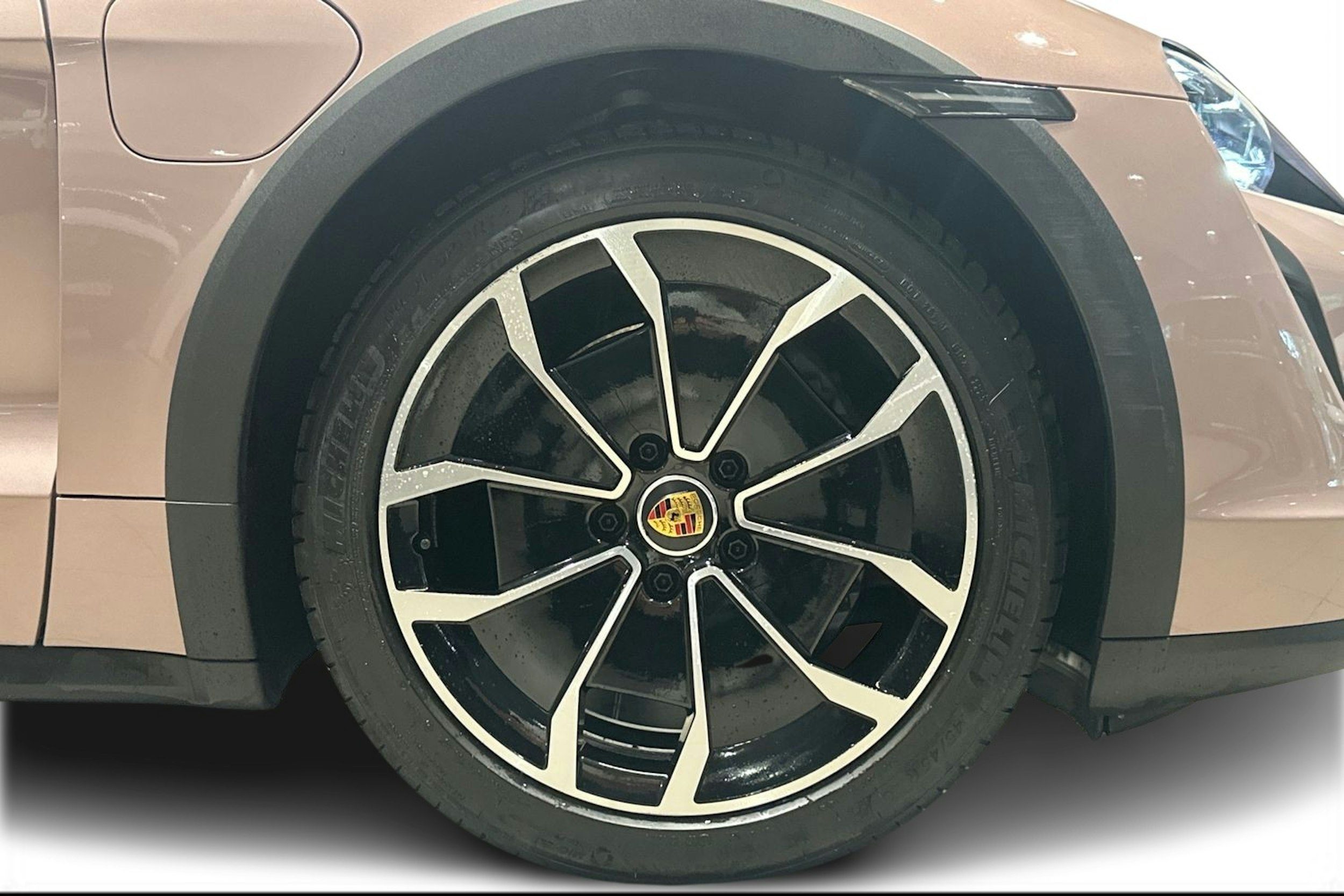 Punainen Porsche Taycan 2023 kuva 9.