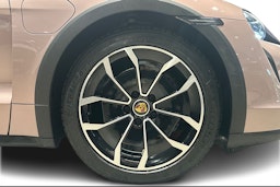 Punainen Porsche Taycan 2023 kuva 9.