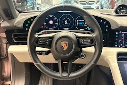Punainen Porsche Taycan 2023 kuva 10.