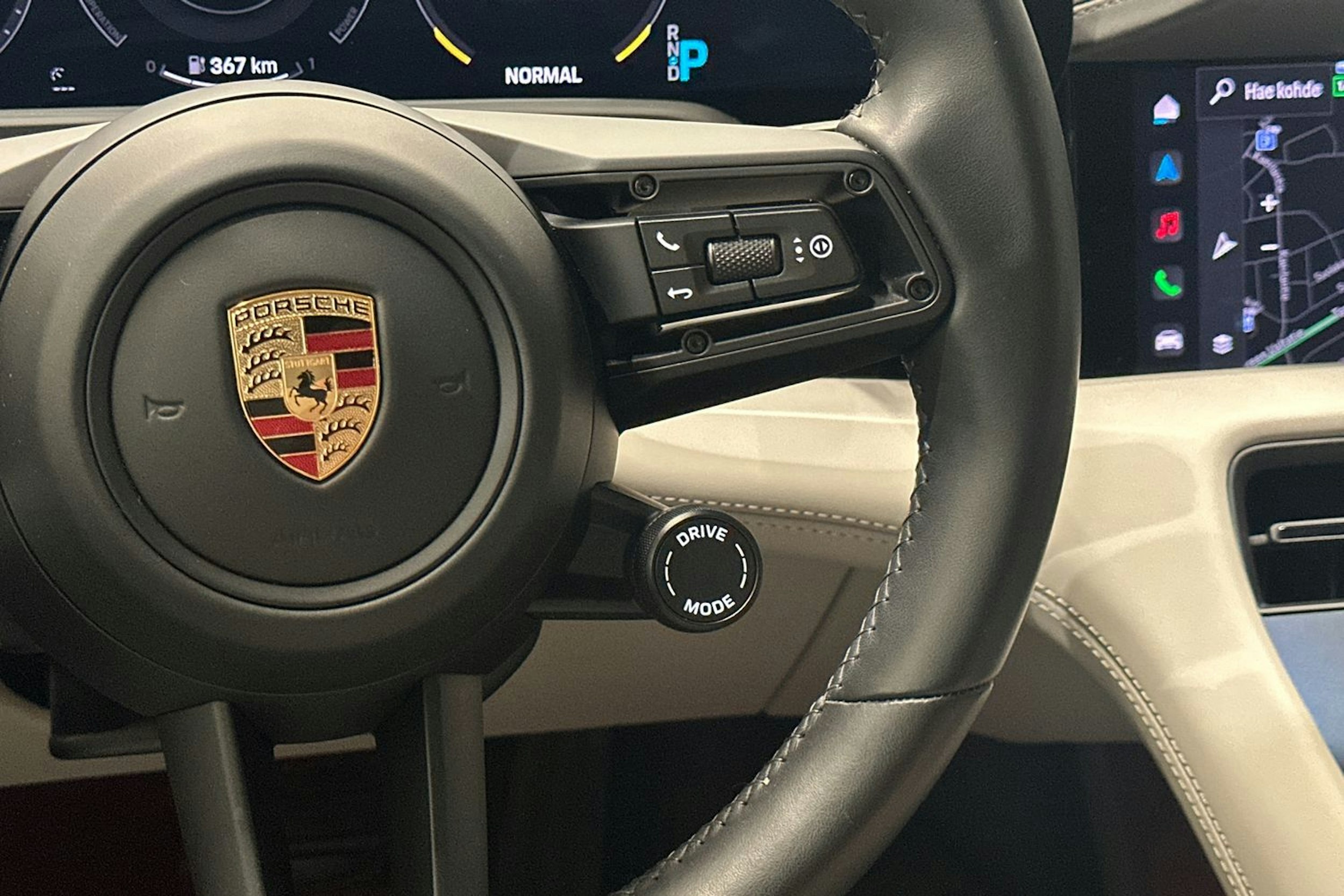 Punainen Porsche Taycan 2023 kuva 11.