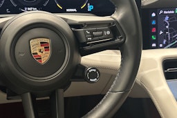 Punainen Porsche Taycan 2023 kuva 11.