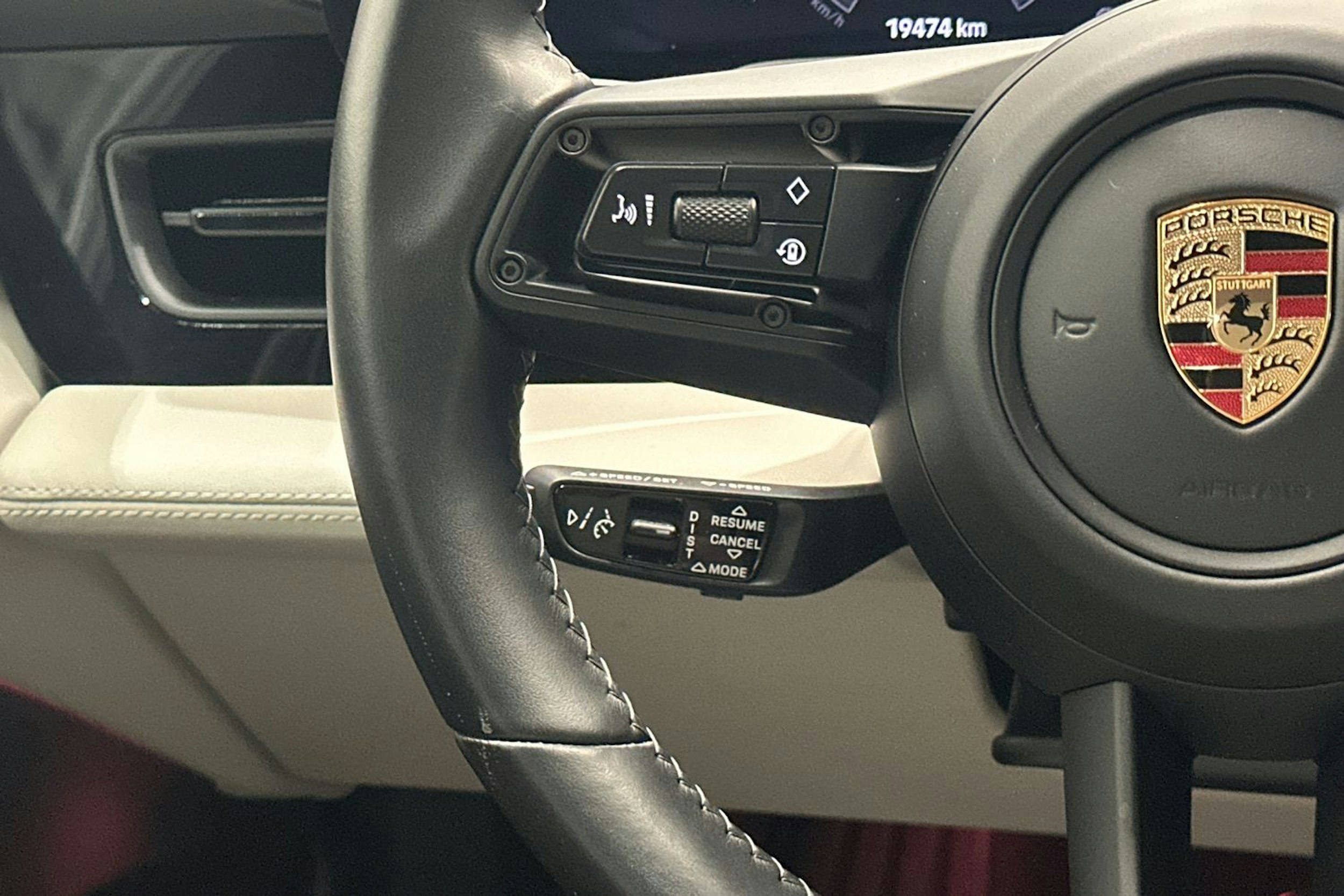 Punainen Porsche Taycan 2023 kuva 12.