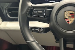 Punainen Porsche Taycan 2023 kuva 12.