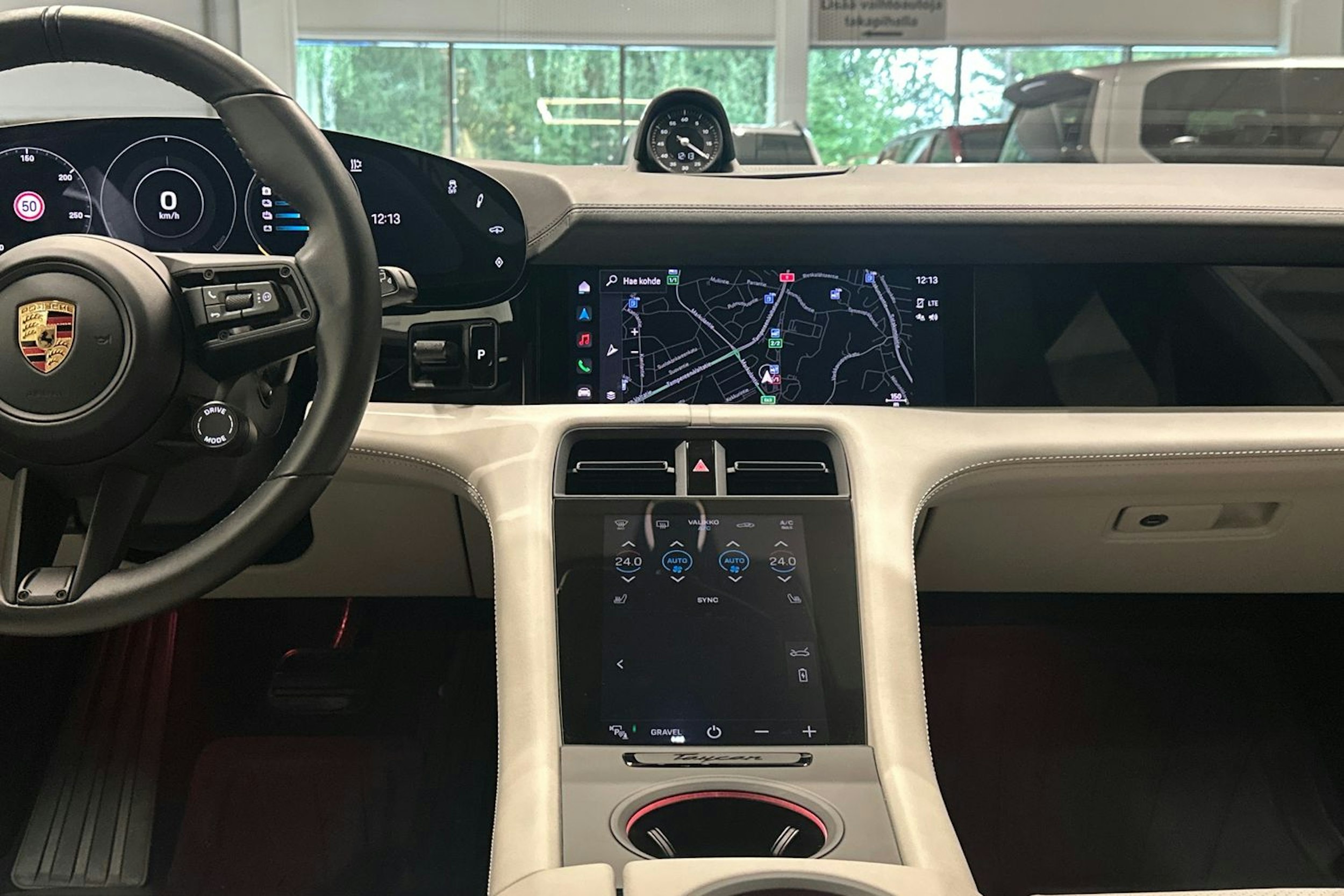 Punainen Porsche Taycan 2023 kuva 13.