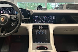 Punainen Porsche Taycan 2023 kuva 13.