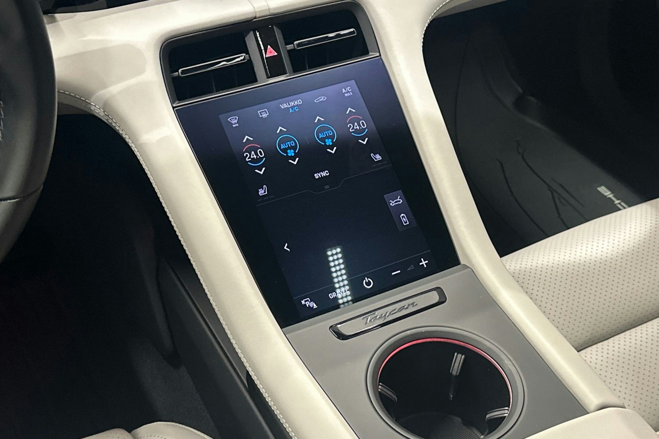 Punainen Porsche Taycan 2023 kuva 14.