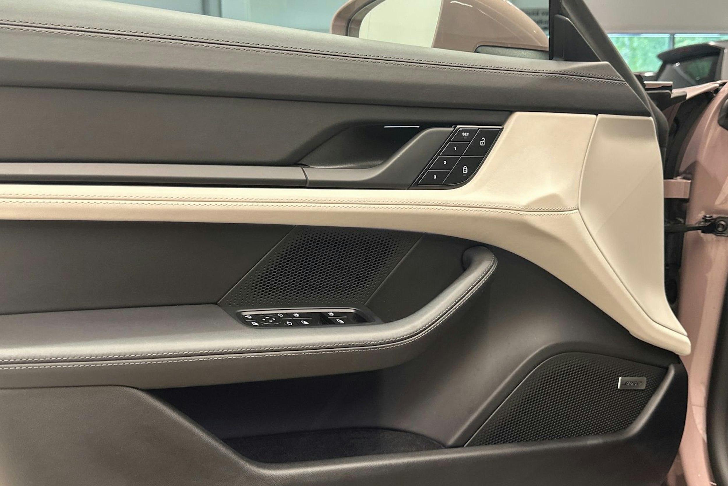 Punainen Porsche Taycan 2023 kuva 15.
