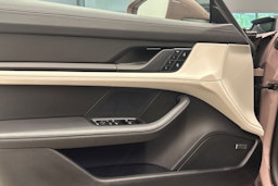 Punainen Porsche Taycan 2023 kuva 15.