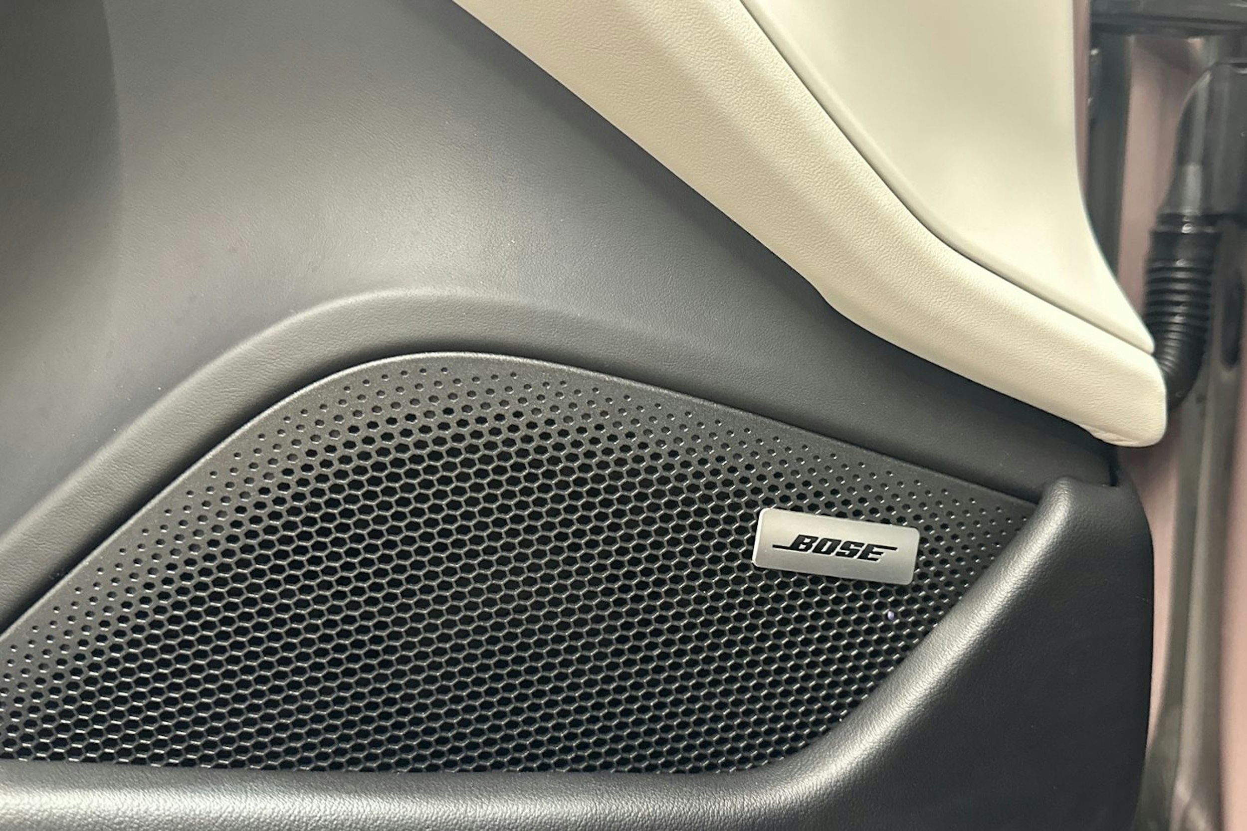 Punainen Porsche Taycan 2023 kuva 16.