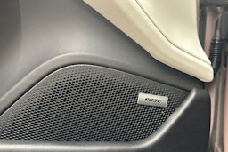 Punainen Porsche Taycan 2023 kuva 16.