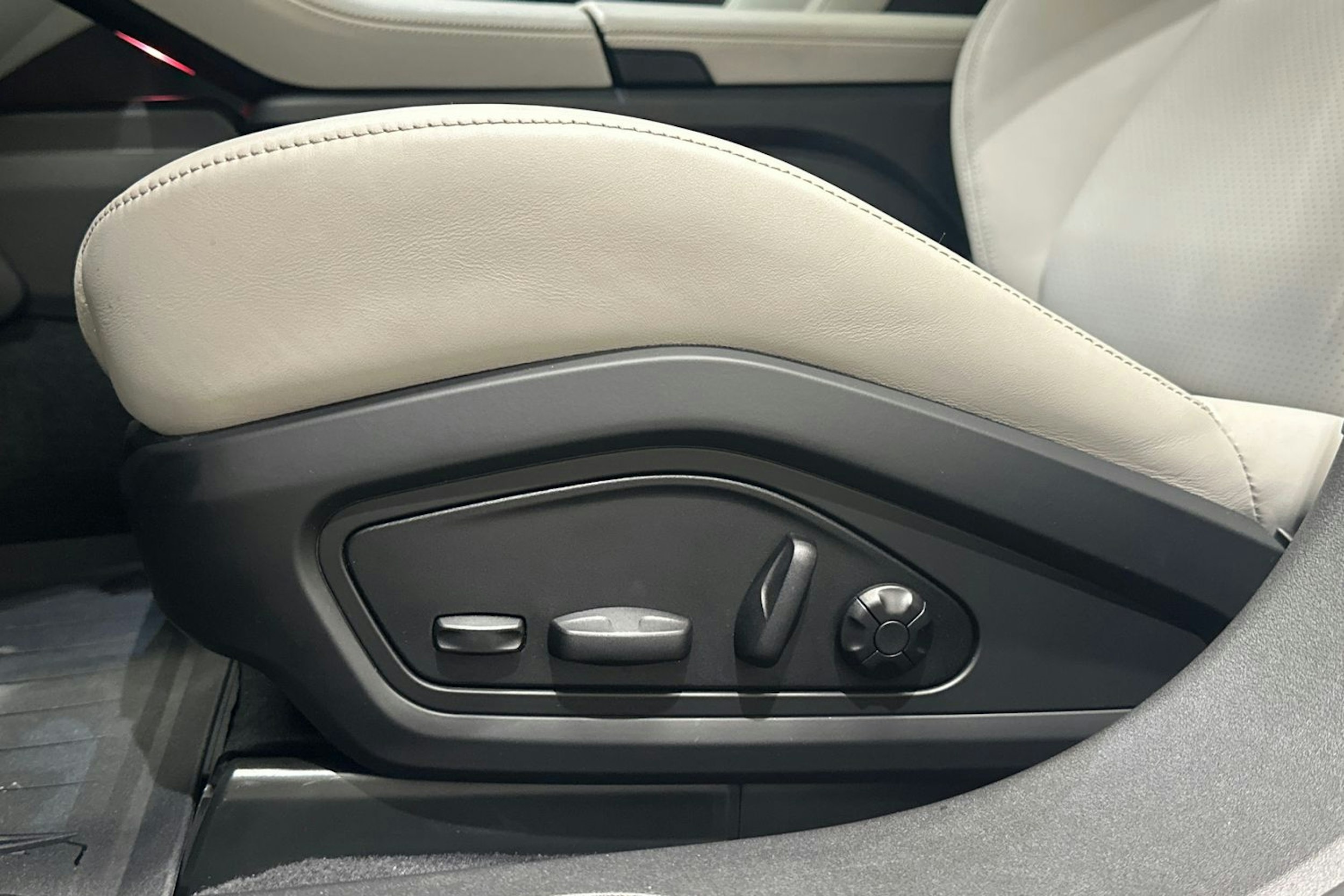 Punainen Porsche Taycan 2023 kuva 17.