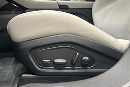 Punainen Porsche Taycan 2023 kuva 17.