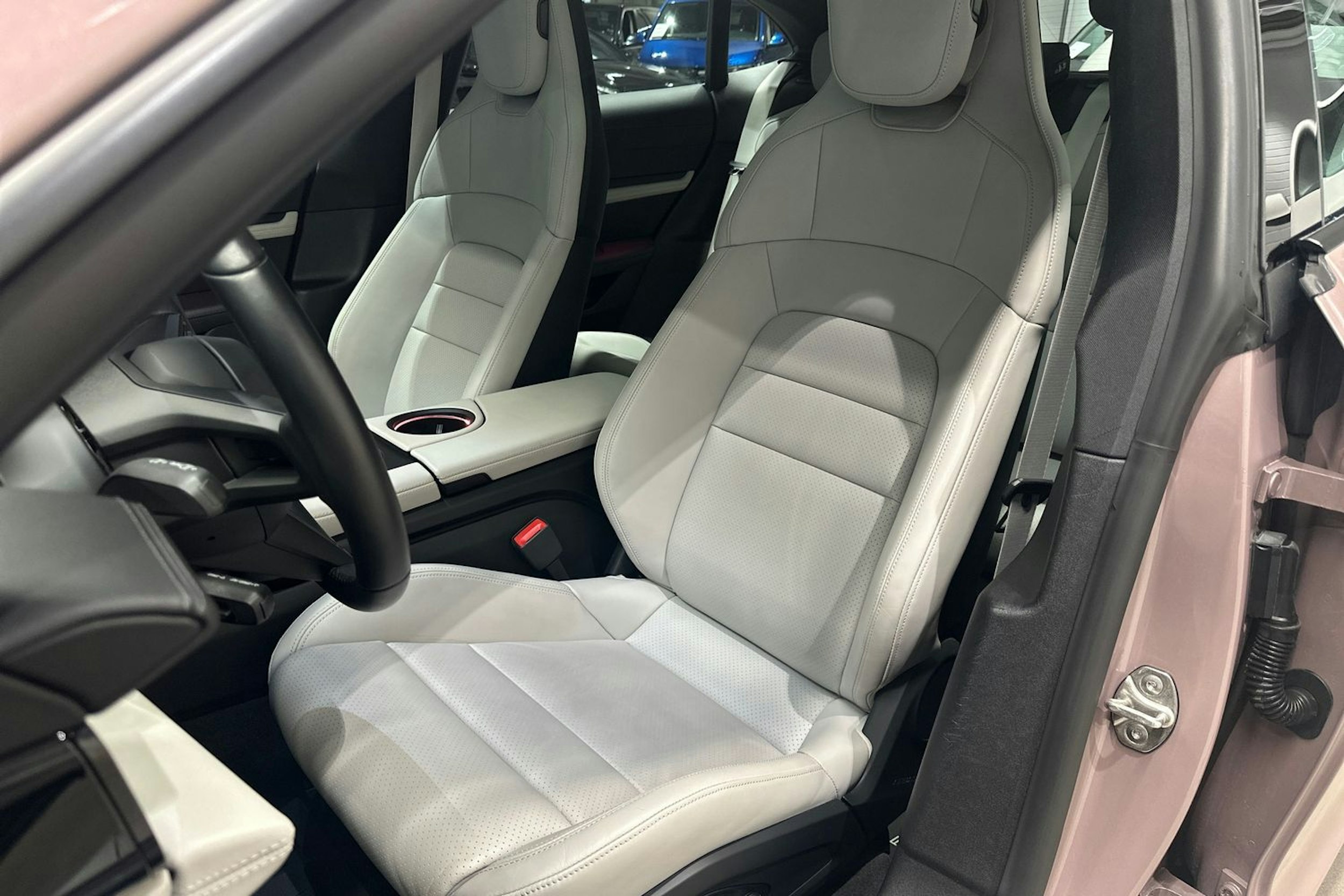 Punainen Porsche Taycan 2023 kuva 18.