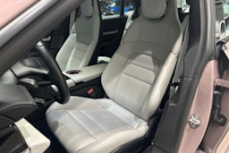 Punainen Porsche Taycan 2023 kuva 18.