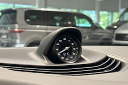 Punainen Porsche Taycan 2023 kuva 19.
