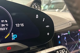 Punainen Porsche Taycan 2023 kuva 20.