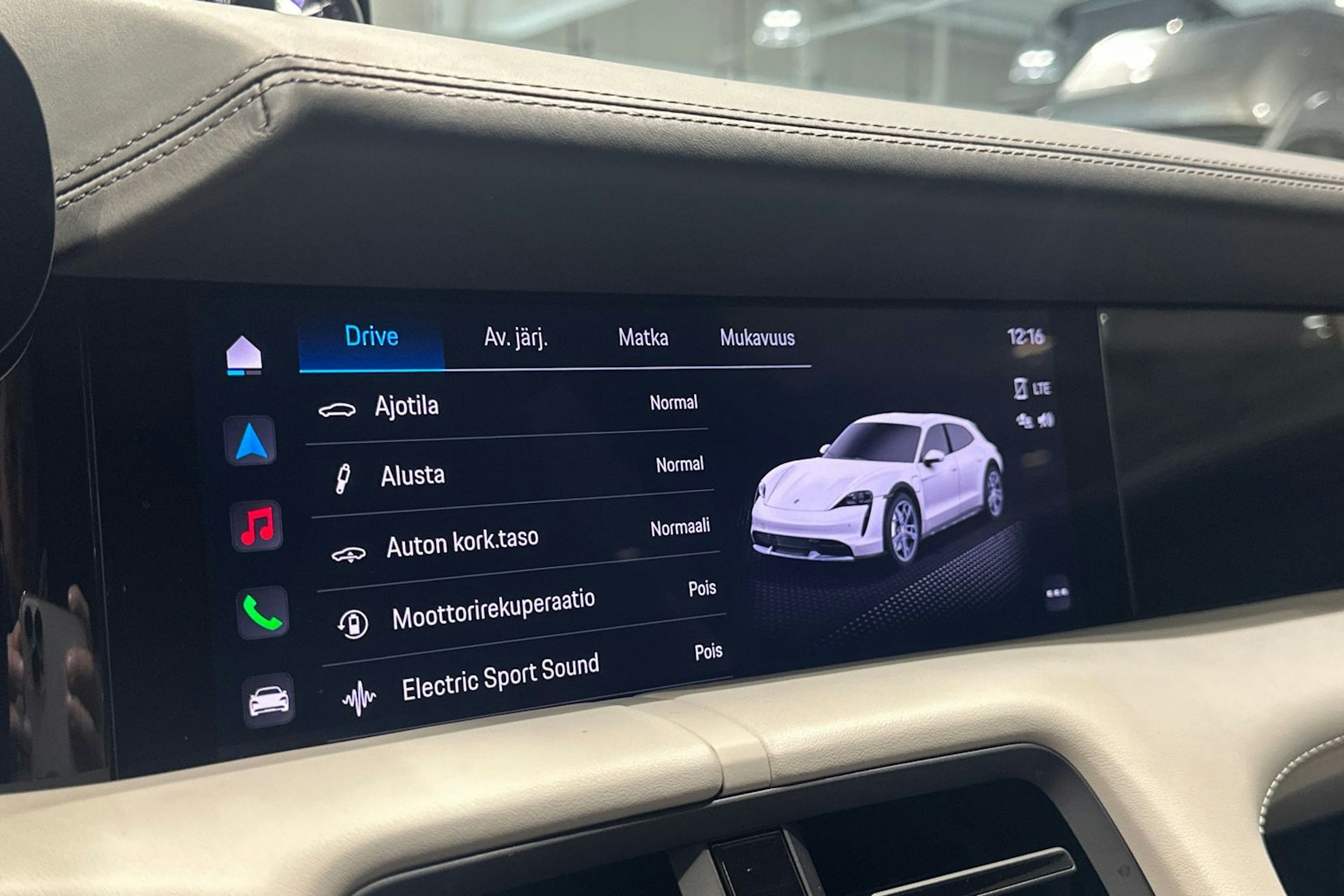 Punainen Porsche Taycan 2023 kuva 21.