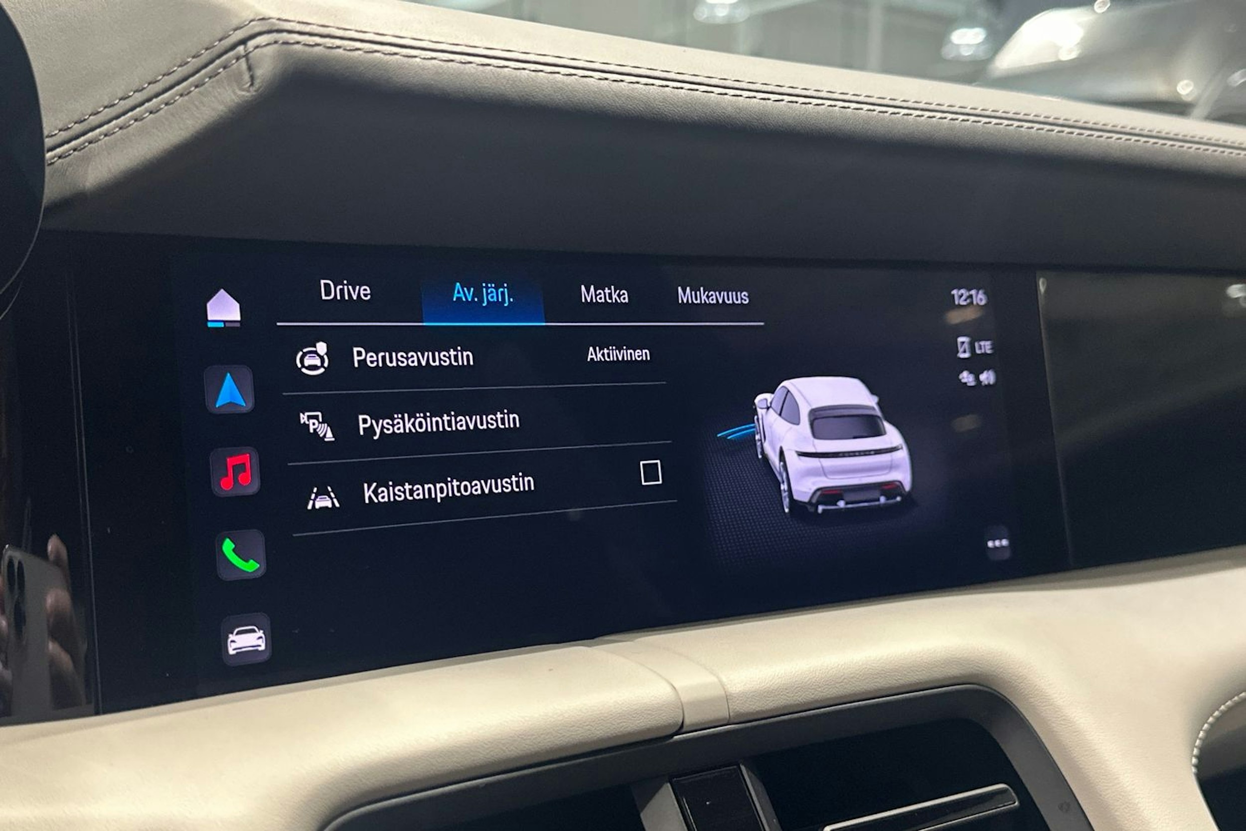 Punainen Porsche Taycan 2023 kuva 22.