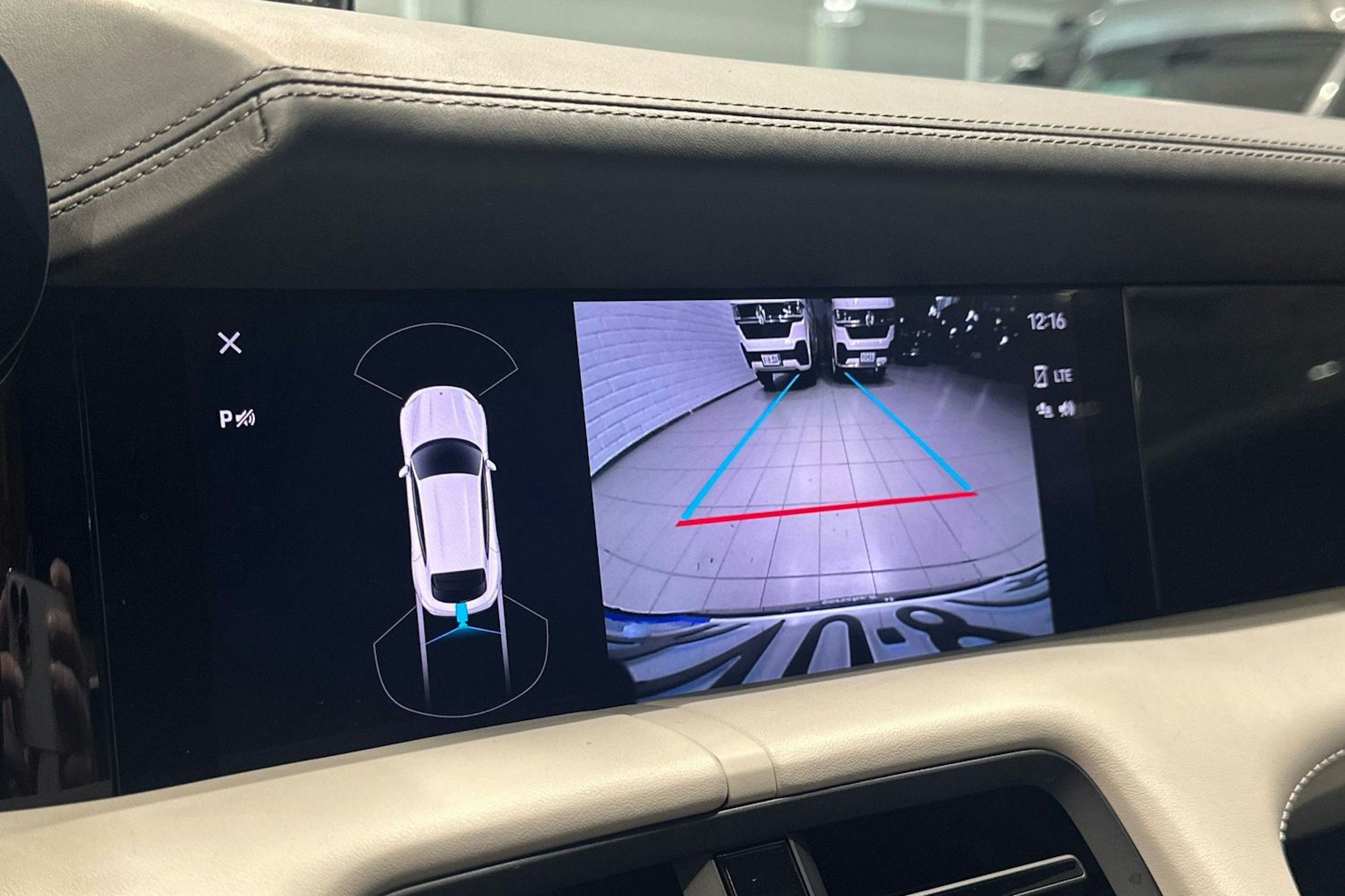 Punainen Porsche Taycan 2023 kuva 23.