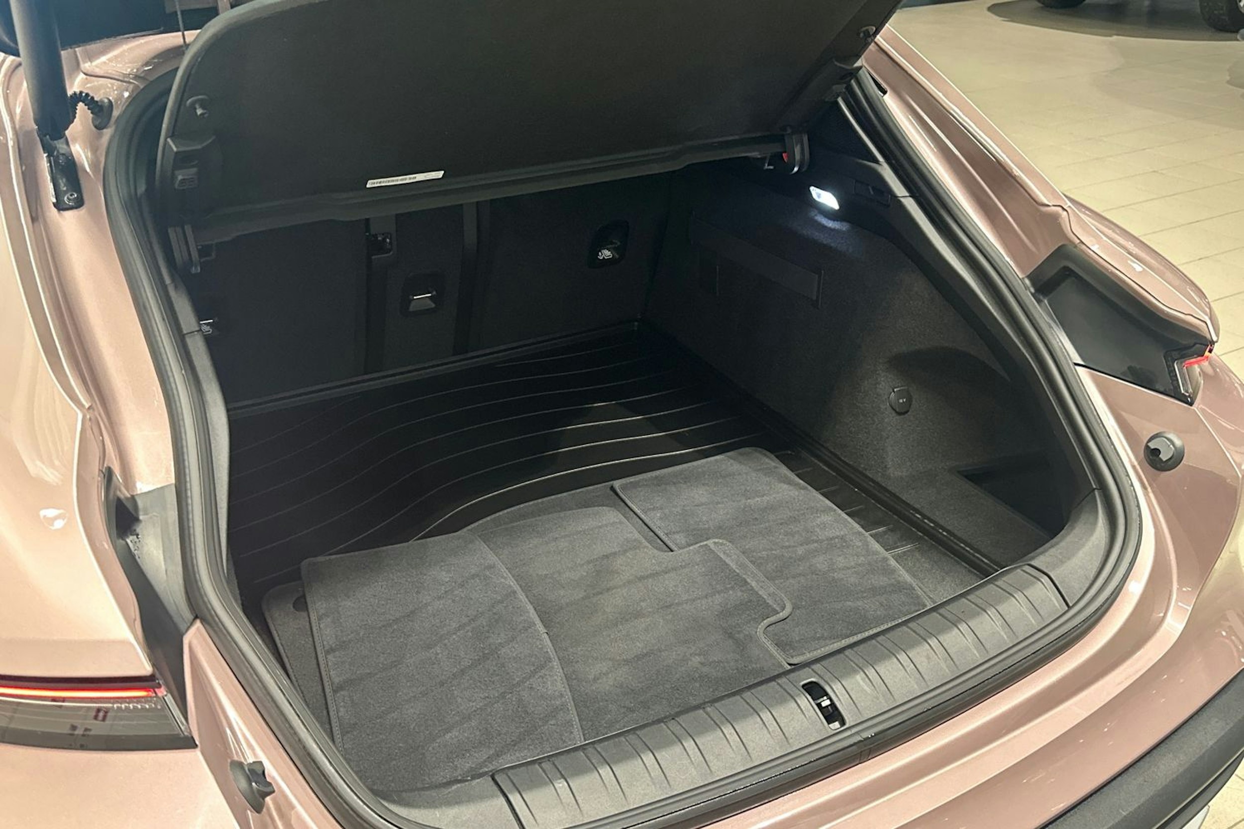 Punainen Porsche Taycan 2023 kuva 24.