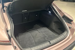 Punainen Porsche Taycan 2023 kuva 24.