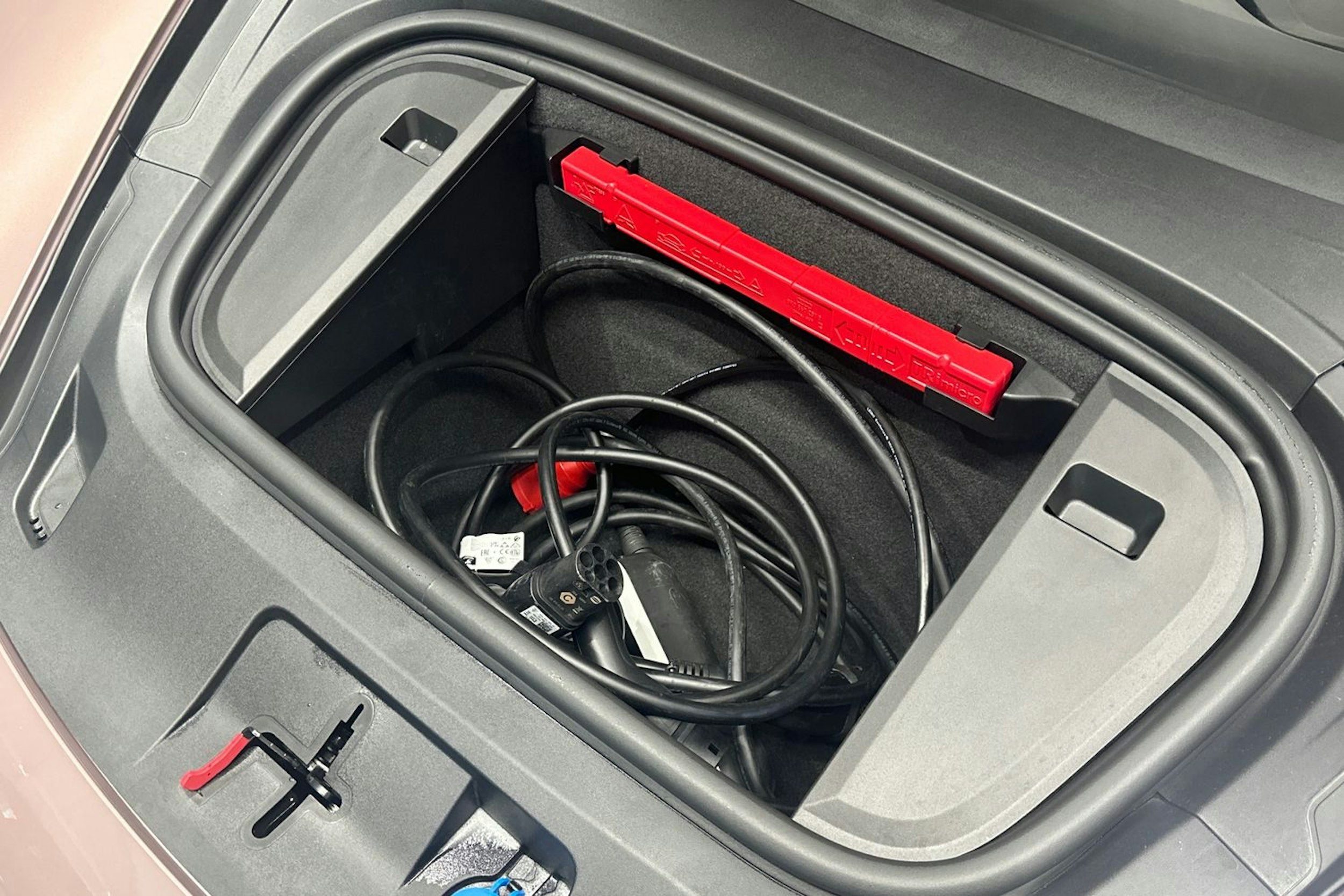 Punainen Porsche Taycan 2023 kuva 25.
