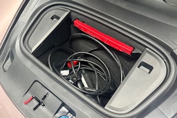 Punainen Porsche Taycan 2023 kuva 25.