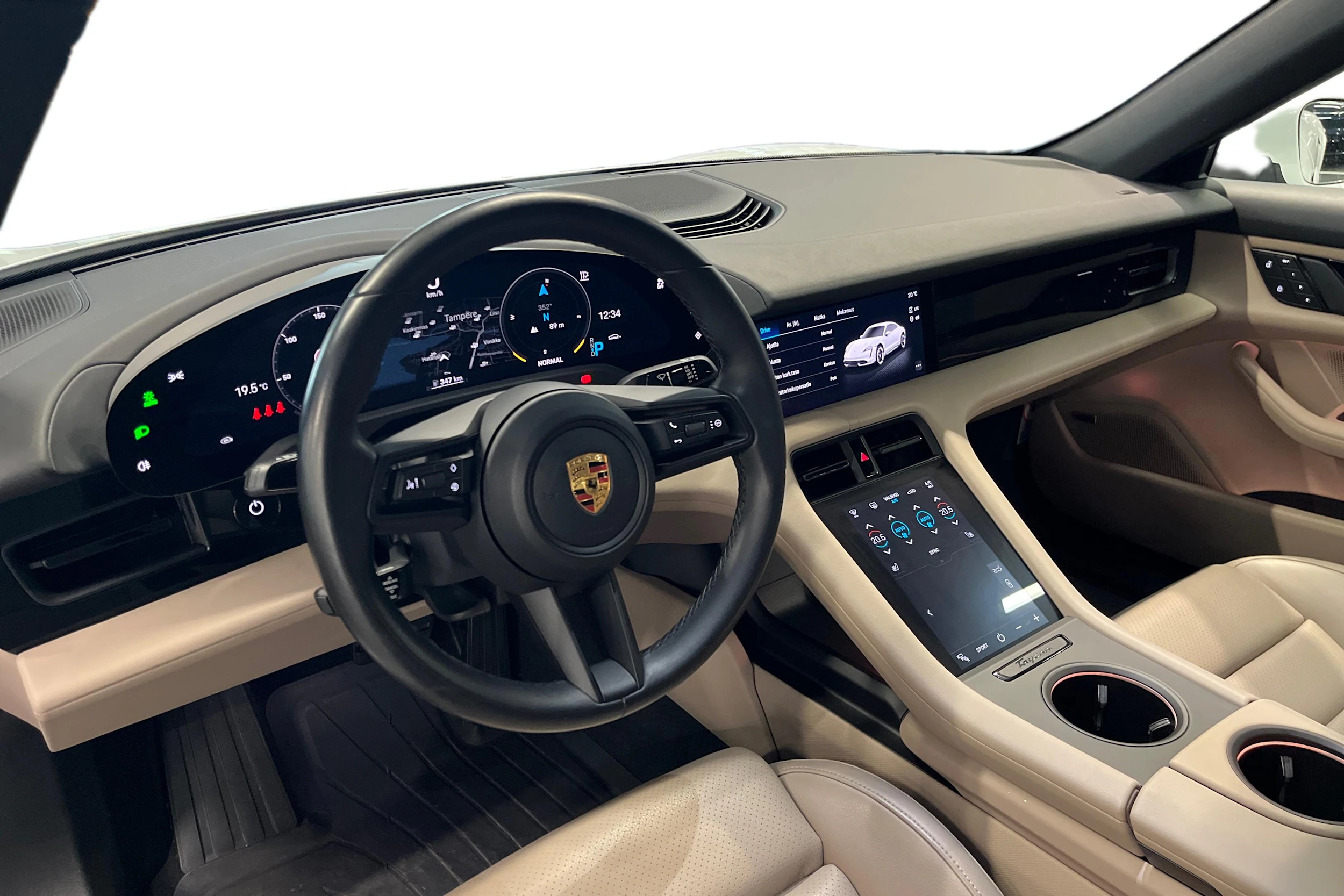 valkoinen Porsche Taycan 2023 kuva 6.