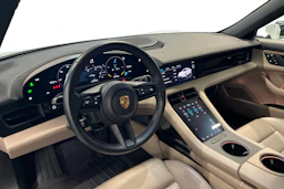 valkoinen Porsche Taycan 2023 kuva 6.