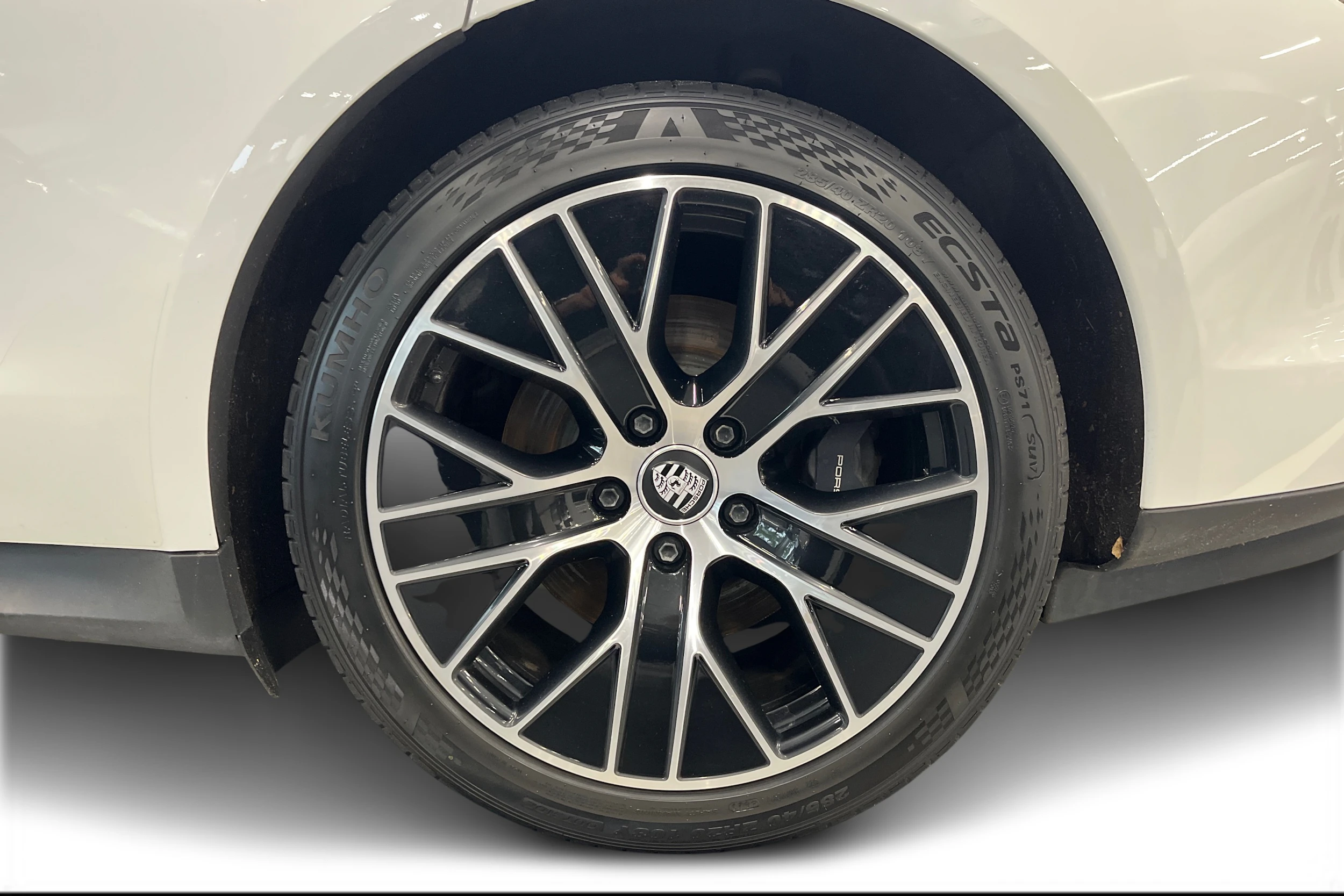 valkoinen Porsche Taycan 2023 kuva 9.