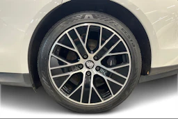 valkoinen Porsche Taycan 2023 kuva 9.