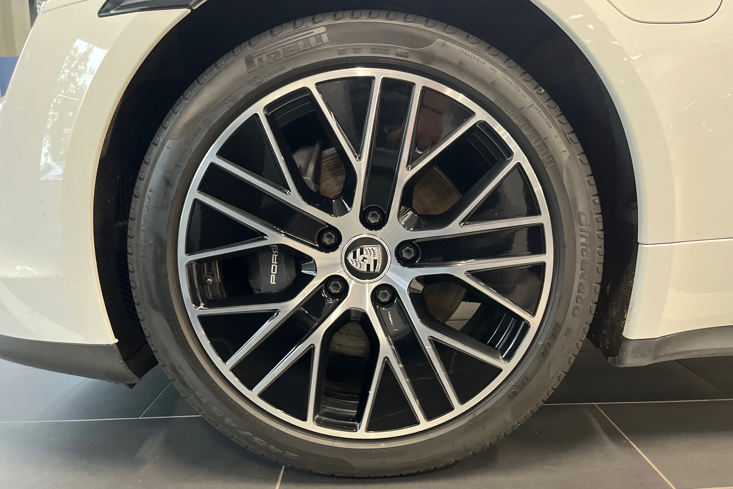 valkoinen Porsche Taycan 2023 kuva 10.