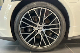 valkoinen Porsche Taycan 2023 kuva 10.