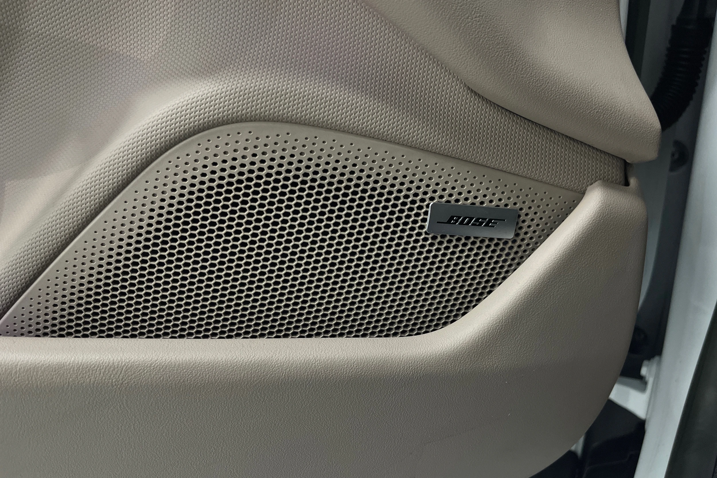 valkoinen Porsche Taycan 2023 kuva 11.