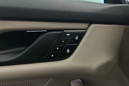 valkoinen Porsche Taycan 2023 kuva 12.