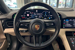 valkoinen Porsche Taycan 2023 kuva 13.