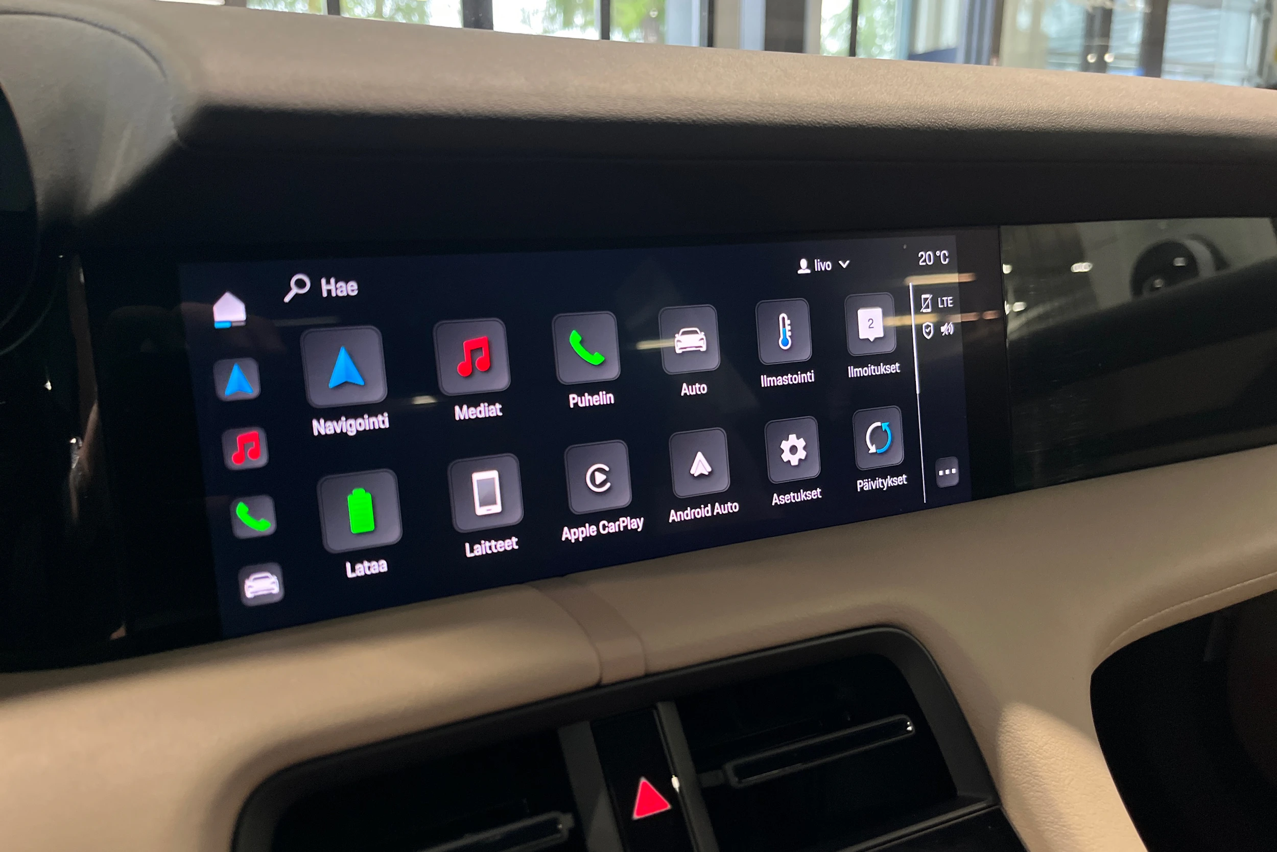 valkoinen Porsche Taycan 2023 kuva 14.