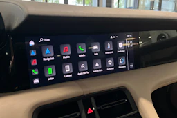 valkoinen Porsche Taycan 2023 kuva 14.